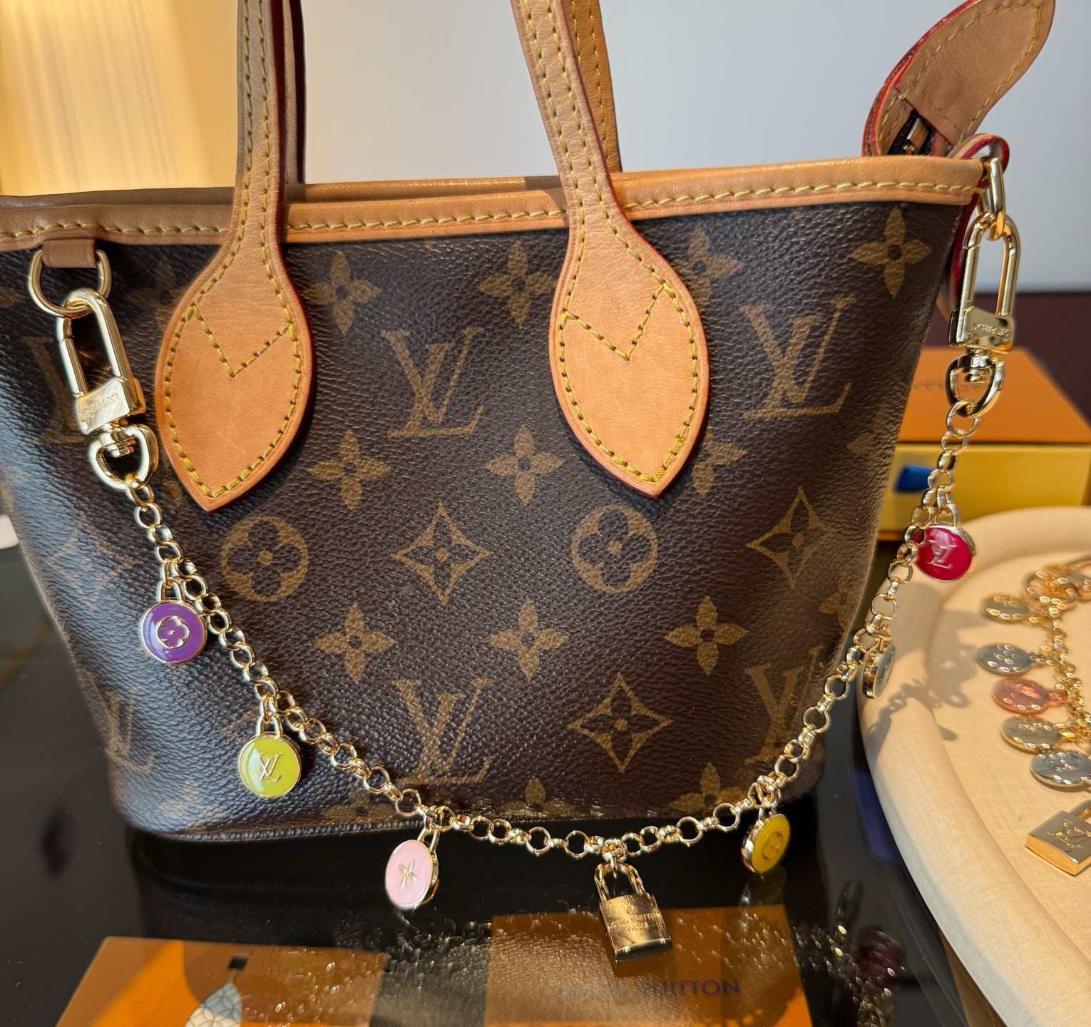 LV 钥匙扣 包链，长款链条⛓️，路易威登新款钥匙扣 ，包包配饰 多元素材质，舒展时尚个性！