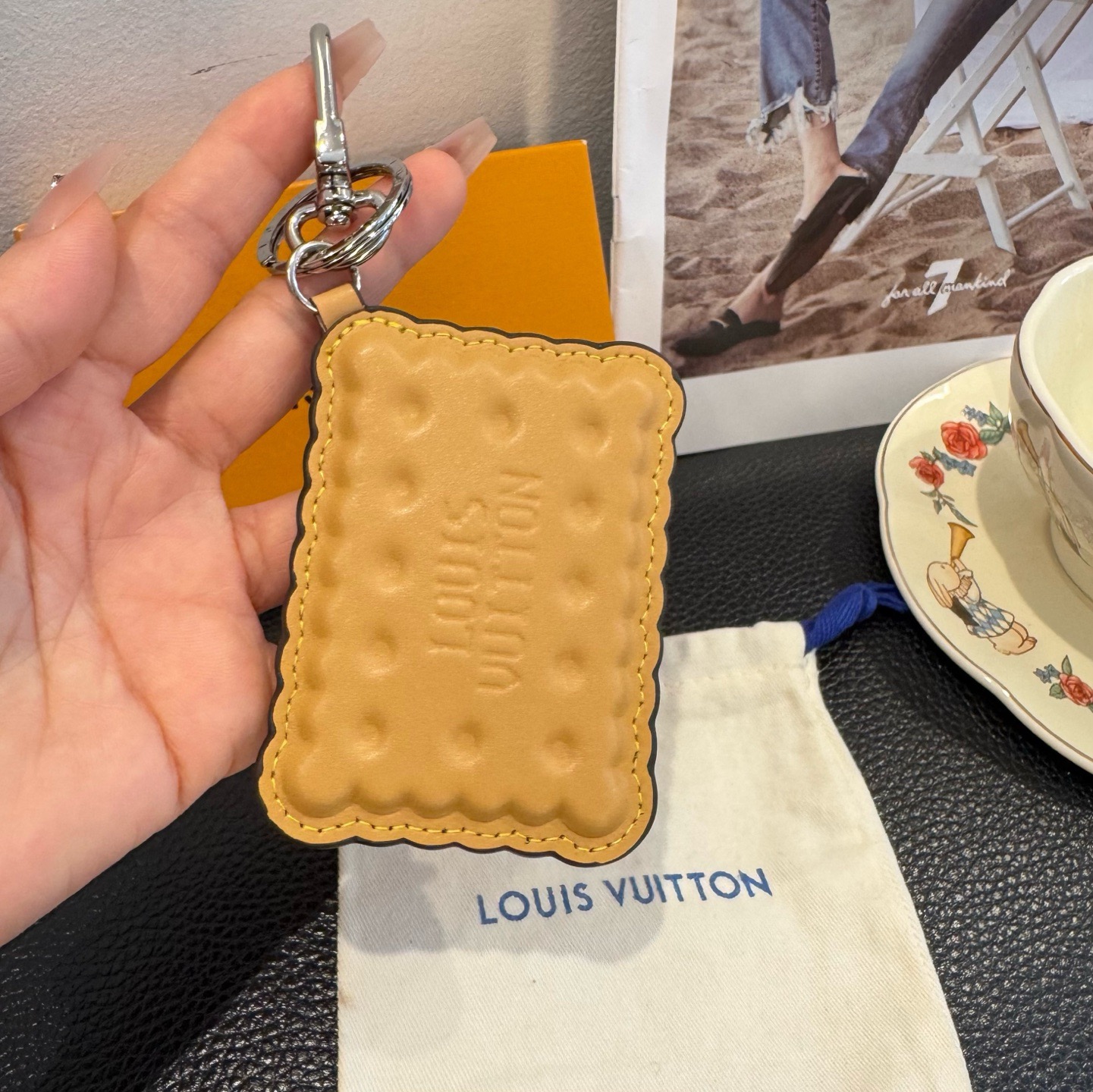 LV钥匙扣 BISCUIT 包饰与钥匙扣Louis Vuitton 路易威登LV饼干钥匙扣挂件挂饰原版l