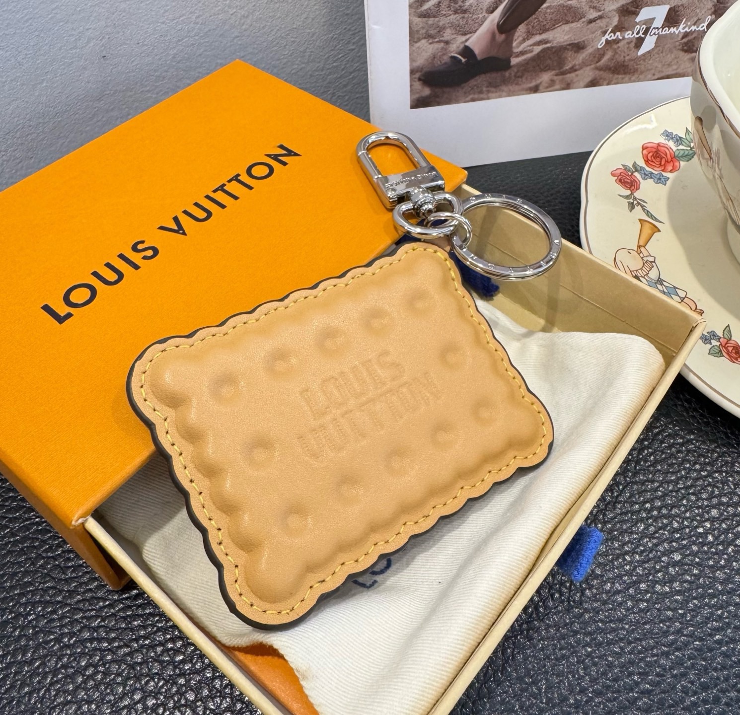 LV钥匙扣 BISCUIT 包饰与钥匙扣Louis Vuitton 路易威登LV饼干钥匙扣挂件挂饰原版l