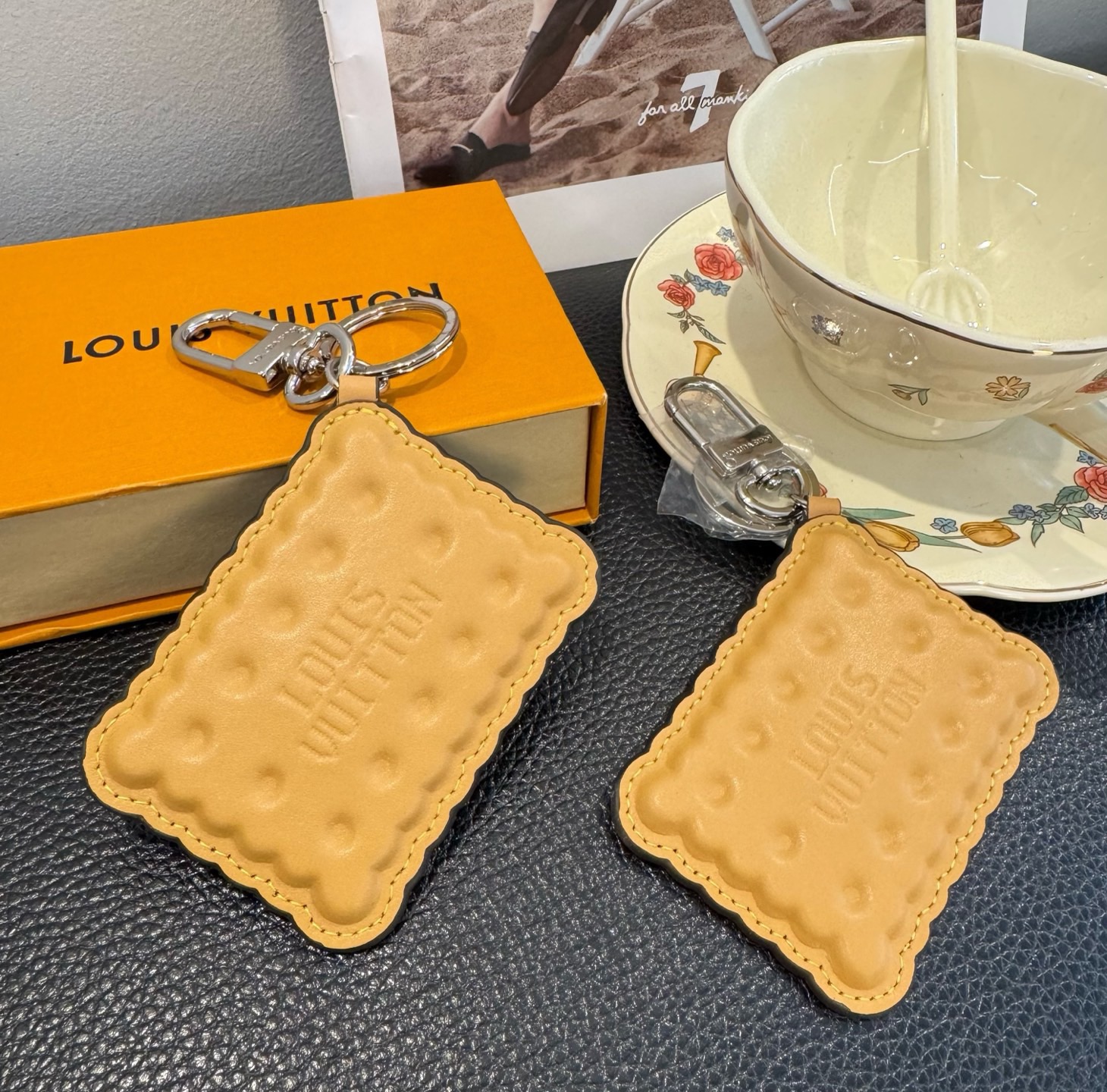 LV钥匙扣 BISCUIT 包饰与钥匙扣Louis Vuitton 路易威登LV饼干钥匙扣挂件挂饰原版l