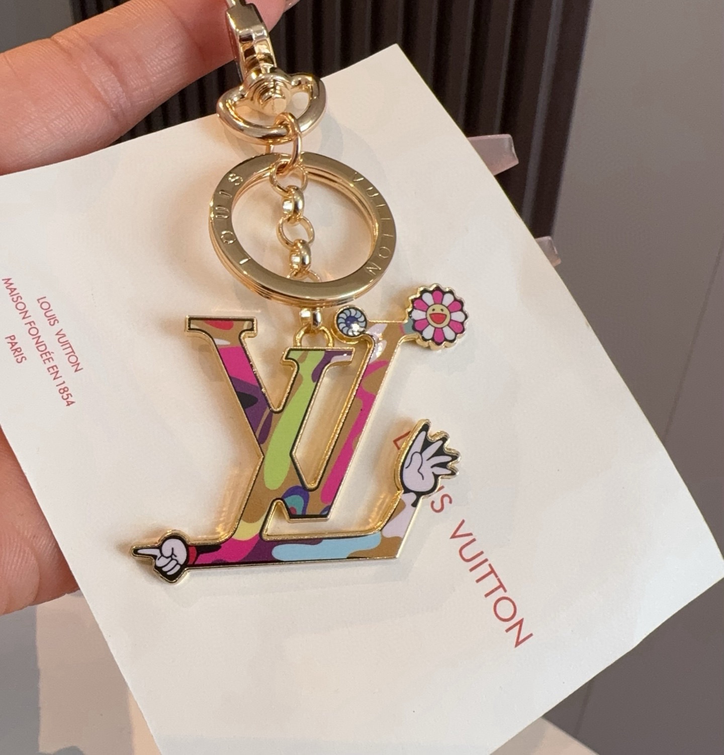 LV村上隆钥匙扣包包挂饰 LV X TM LV ICONICSUPERFLAT 钥匙扣路易威登再度携手日