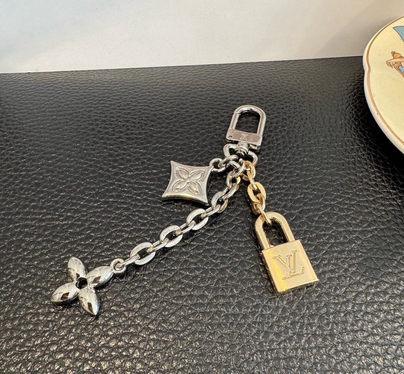 新款 LOUIS VUITTON LV钥匙扣 锁头四叶花包挂件 包包挂饰 钥匙扣精致。手感真的很赞[强]