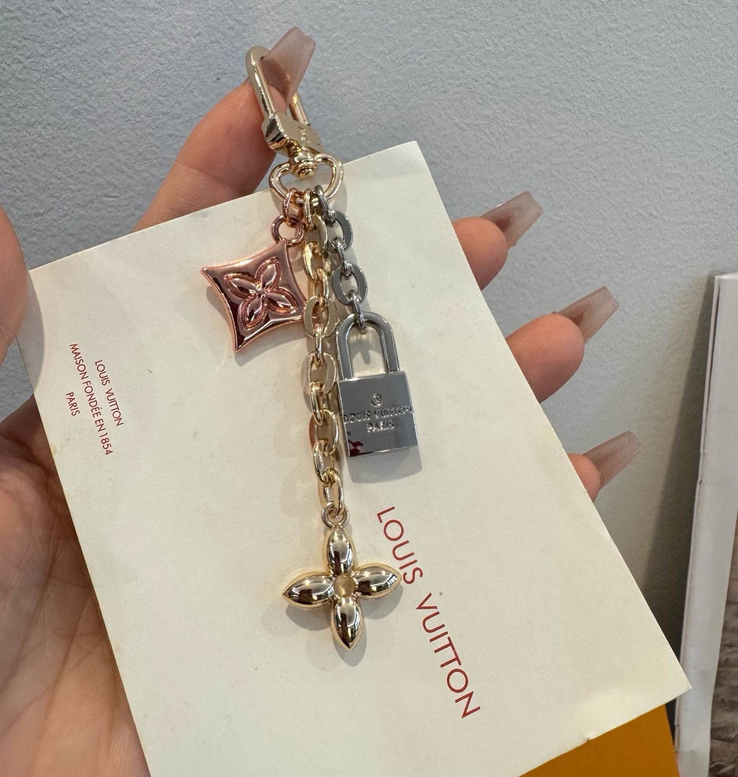 新款 LOUIS VUITTON LV钥匙扣 锁头四叶花包挂件 包包挂饰 钥匙扣精致。手感真的很赞[强]