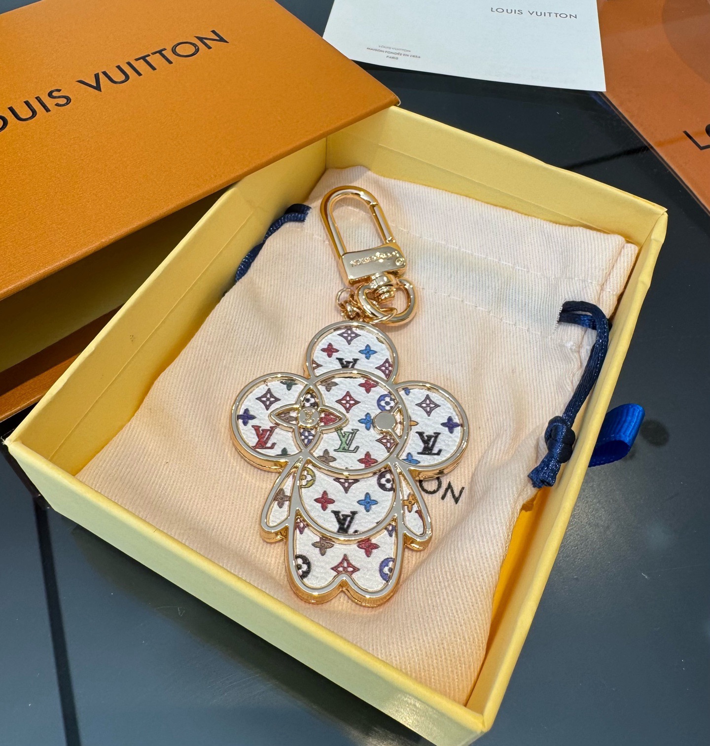 LOUIS VUITTON新款包饰 村上隆白三彩黑三彩钥匙扣。LV薇薇安钥匙扣挂件包包挂件包饰，手机壳挂