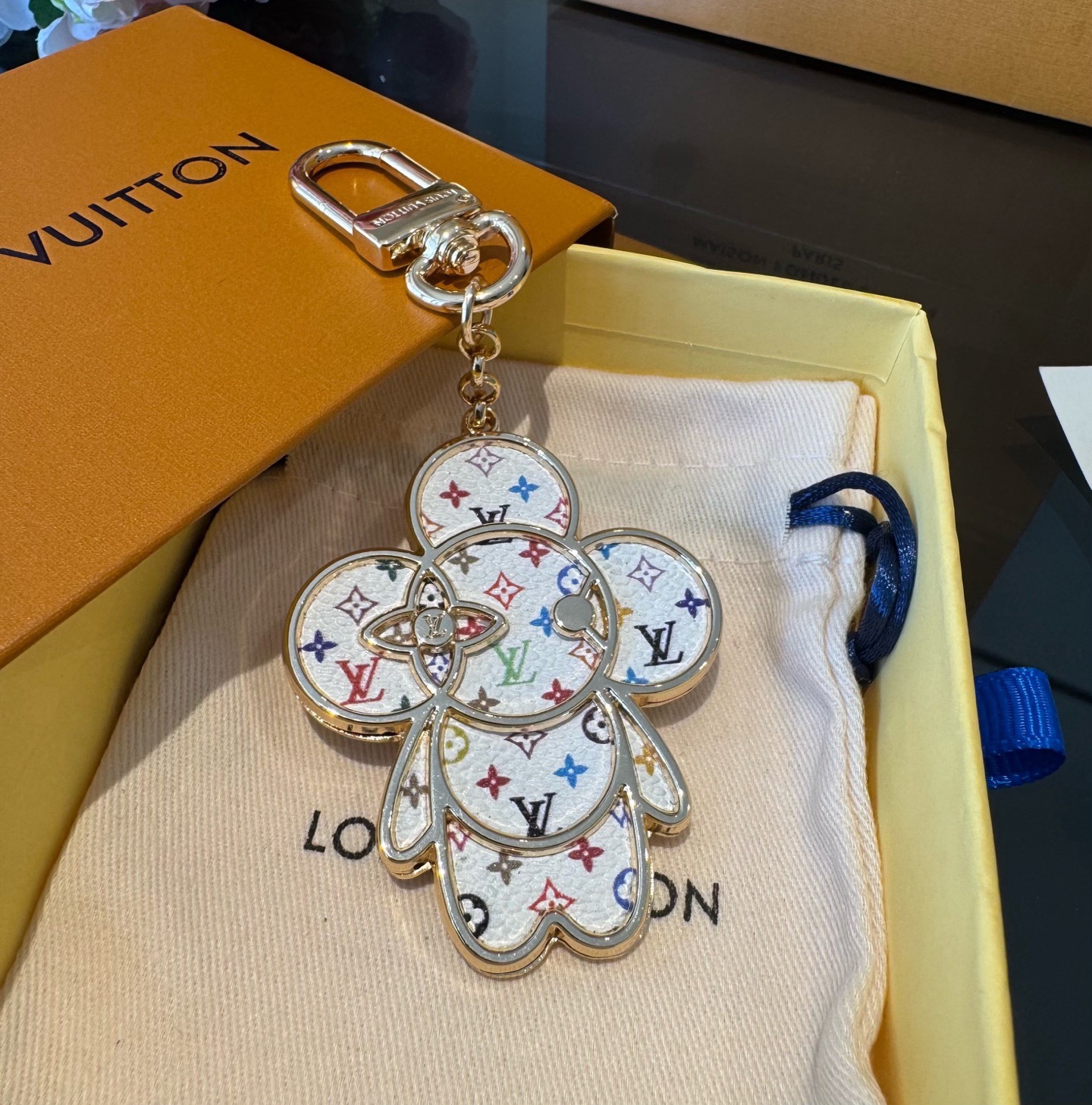 NO:814089,LOUIS VUITTON new bag accessories Murakami Takahiro white three-color black three-color keychain. LV Vivian key chain pendant bag pendant bag decoration, mobile phone case pendant practical accessories that can meet various fashion tastes. Highlight fashion personality [strong] mobile phone case, mobile phone case, louis vuitton, louis vuitton, keychain, phone cases19860909LOUIS VUITTON新款包饰 村上隆白三彩黑三彩钥匙扣.LV薇薇安钥匙扣挂件包包挂件包饰,手机壳挂件 可满足各种时尚品味的实用配饰.凸显时尚个性[强]手机壳,手机壳,louis vuitton,louis vuitton,keychain,phone cases,accessory