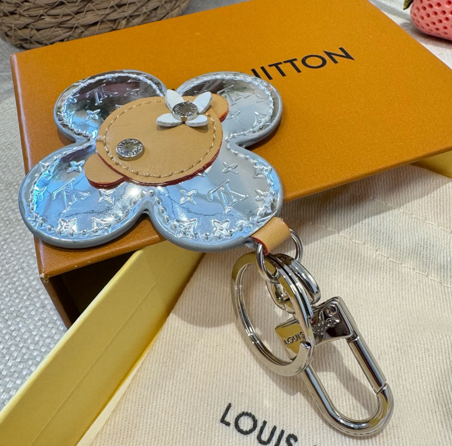LOUIS VUITTON新款包饰与钥匙扣。LV薇薇安太阳花包包挂件 手机壳挂件可满足各种时尚品味的实用