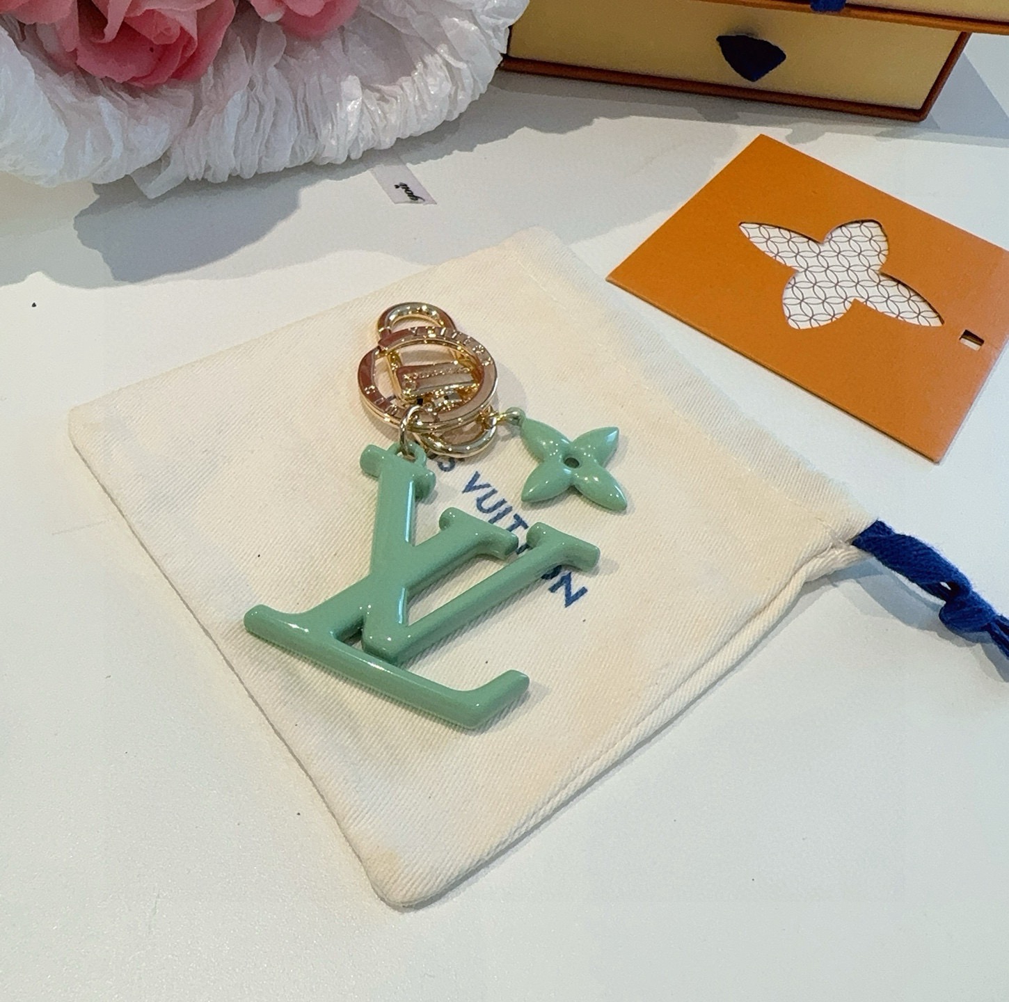 LV钥匙扣珐琅工艺LV字母挂件 PoPFlower包和钥匙扣的魅力非常适合为皮革配饰增添标志性的色彩，其