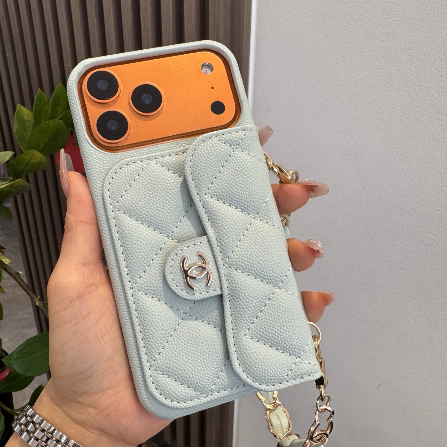 💃CHANEL💠香奈儿火爆时尚圈的手机壳专柜同款双C链条⛓️手腕带，鱼子酱皮菱格车线翻盖插卡，时尚潮流必