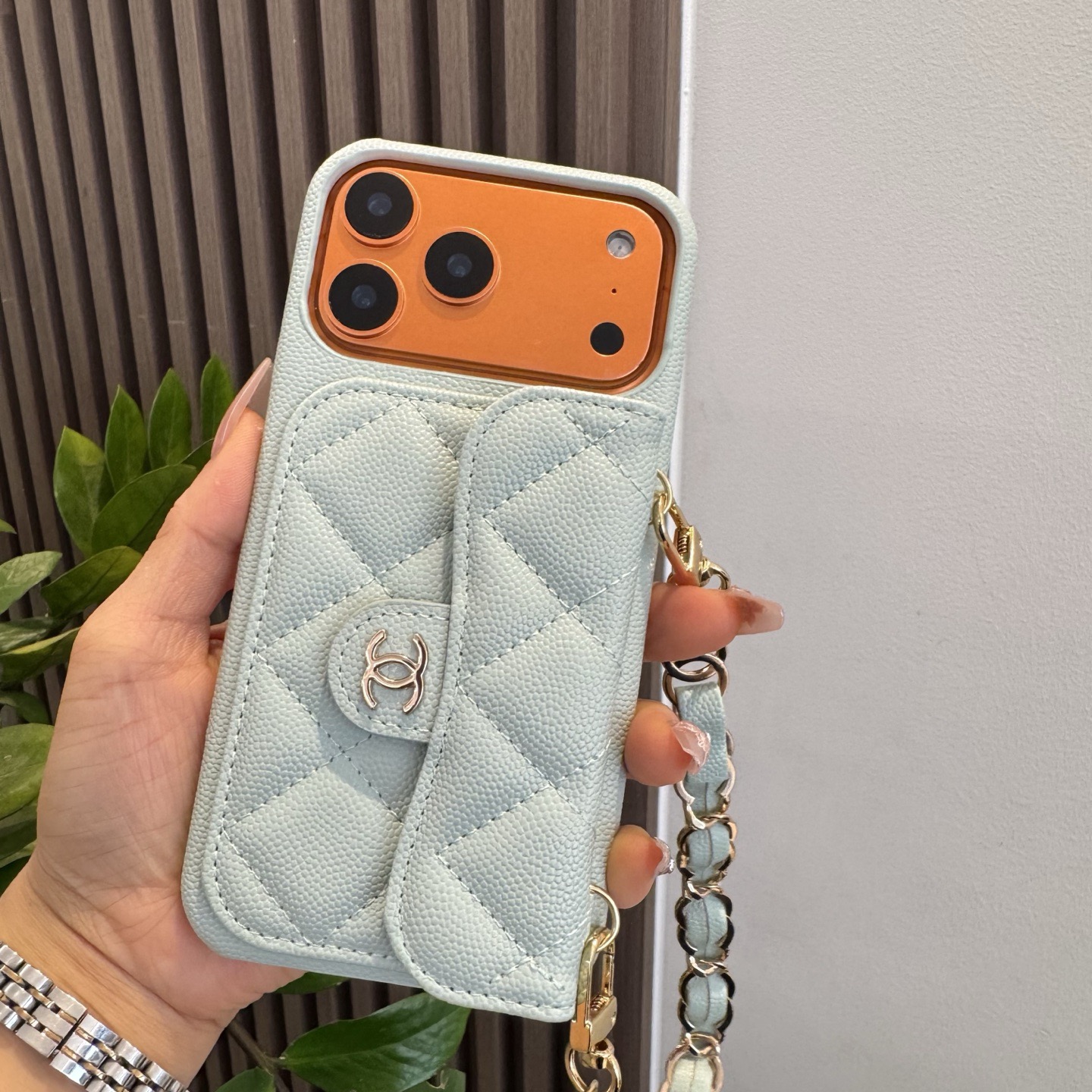 💃CHANEL💠香奈儿火爆时尚圈的手机壳专柜同款双C链条⛓️手腕带，鱼子酱皮菱格车线翻盖插卡，时尚潮流必