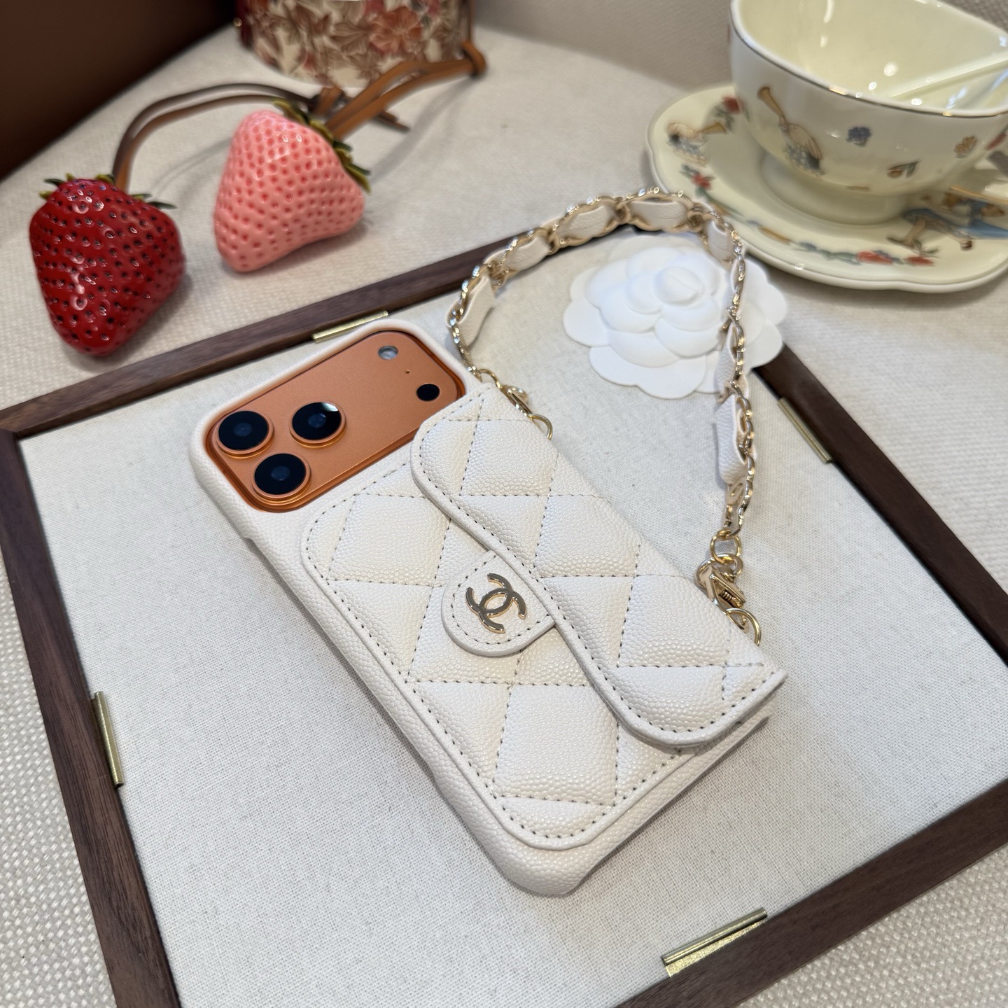 💃CHANEL💠香奈儿火爆时尚圈的手机壳专柜同款双C链条⛓️手腕带，鱼子酱皮菱格车线翻盖插卡，时尚潮流必