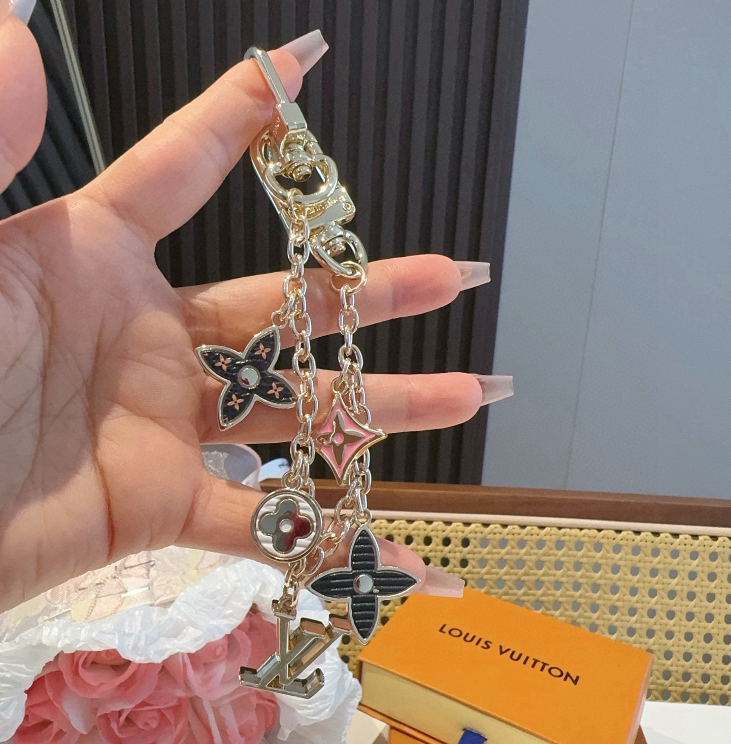 lv钥匙扣 官网M01188  包包挂饰SPring Street Chain 包饰将 Monogram