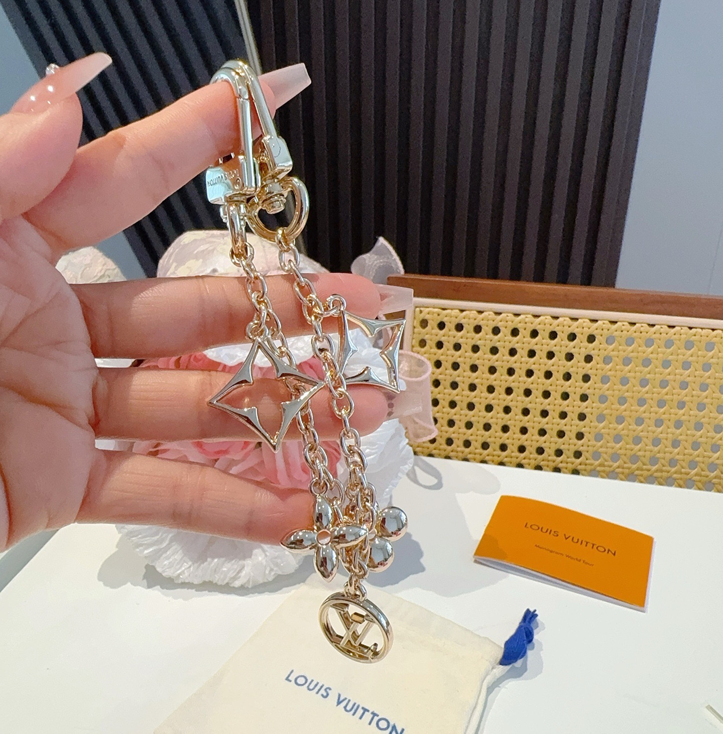 LV钥匙扣 包包挂链 挂件 金色M01188 SPring Street Chain 包饰将 Monog
