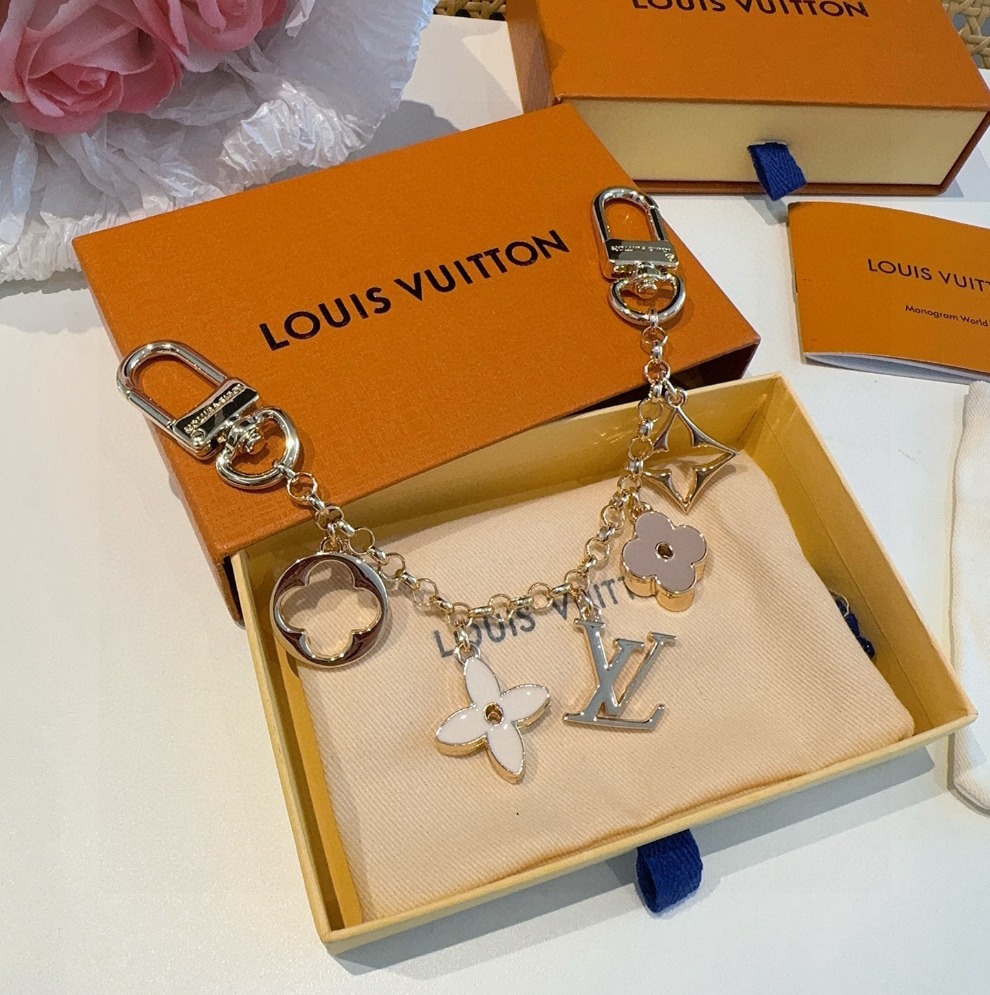 lv钥匙扣 包包挂链 挂饰Fleur de Monogram 包饰链条聚焦经典 Monogram 元素，