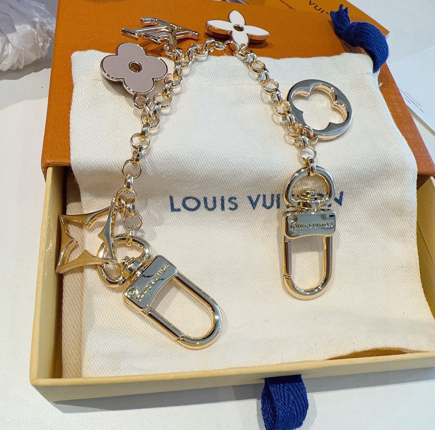lv钥匙扣 包包挂链 挂饰Fleur de Monogram 包饰链条聚焦经典 Monogram 元素，