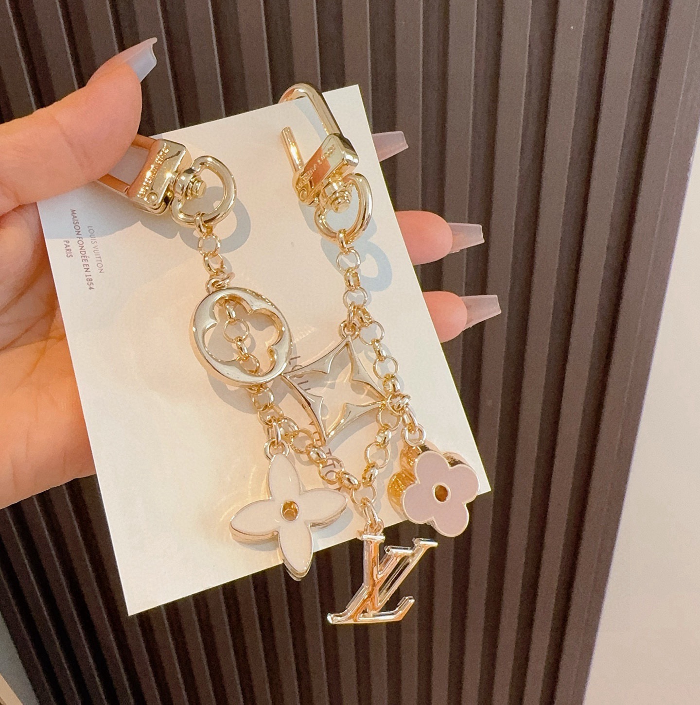 lv钥匙扣 包包挂链 挂饰Fleur de Monogram 包饰链条聚焦经典 Monogram 元素，