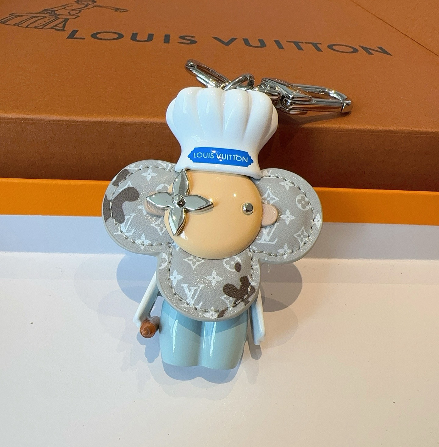 路易威登LV钥匙扣包包挂饰M01467 Vivienne 形象戴上路易威登标识厨师帽、手持擀面杖，并为 