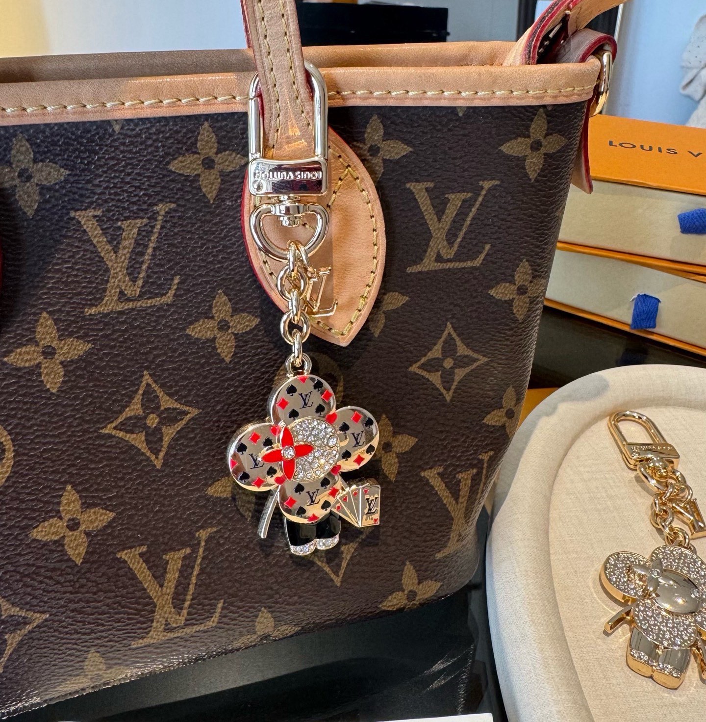 LV钥匙扣 薇薇安新款钥匙扣 包包挂件包饰SPring Street Chain 包饰将 Monogra