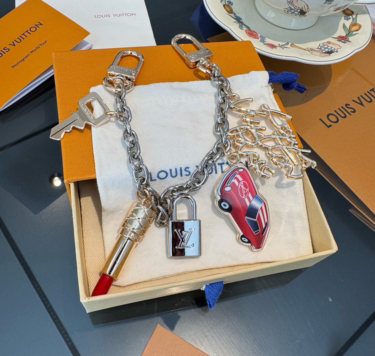新款 LOUIS VUITTON LV钥匙扣包链 挂饰 口红💄 锁头🔑汽车🚘字母包包挂 钥匙扣精致。手感