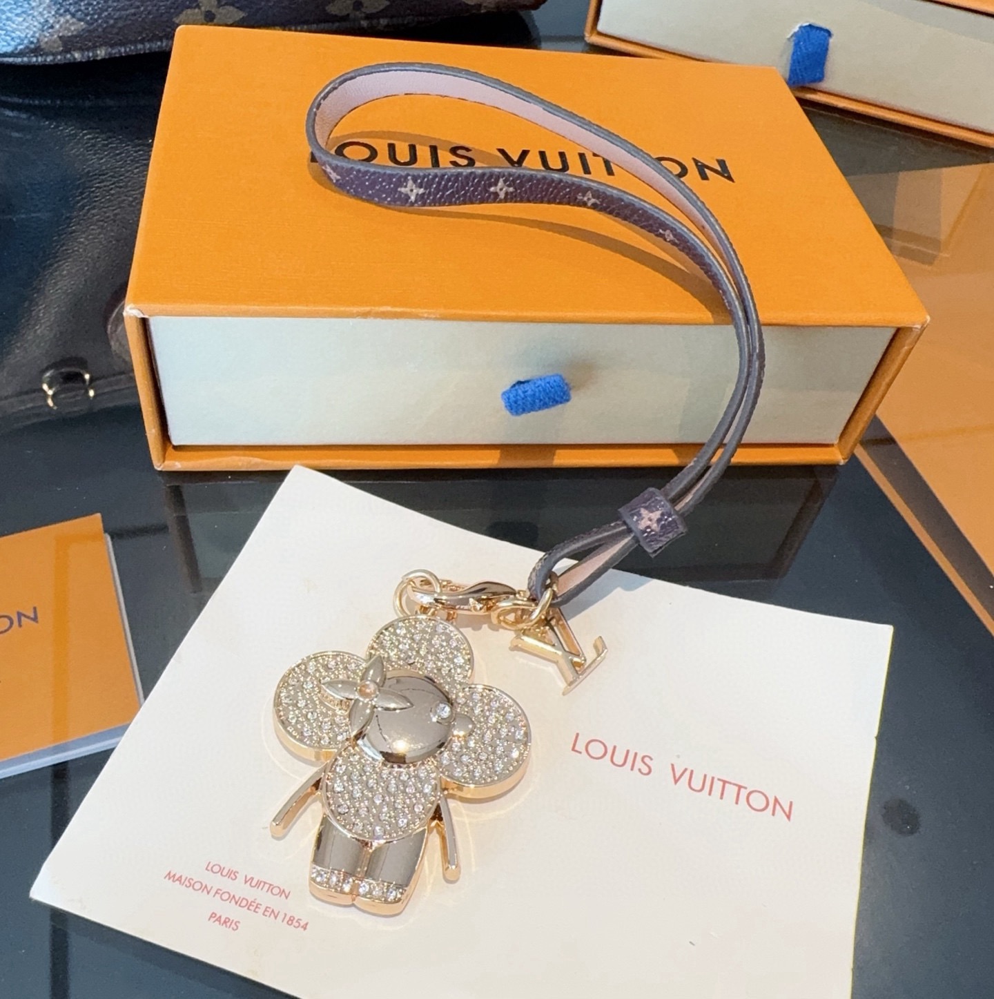 新款 LOUIS VUITTON LV双花皮绳包包挂饰 薇薇安新款挂件，钥匙扣精致。手感真的很赞[强]