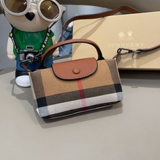 ❤️Burberry巴宝莉手机包,经典格子帆布拼接牛皮,斜挎小包官网同款 mini手提包包生活出门不需要 ❤️Burberry巴宝莉手机包,经典格子帆布拼接牛皮,斜挎小包官网同款 mini手提包包生活出门不需要