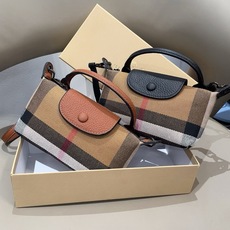 ❤️Burberry巴宝莉手机包,经典格子帆布拼接牛皮,斜挎小包官网同款 mini手提包包生活出门不需要 ❤️Burberry巴宝莉手机包,经典格子帆布拼接牛皮,斜挎小包官网同款 mini手提包包生活出门不需要