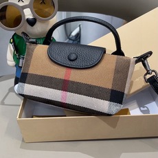 ❤️Burberry巴宝莉手机包,经典格子帆布拼接牛皮,斜挎小包官网同款 mini手提包包生活出门不需要 ❤️Burberry巴宝莉手机包,经典格子帆布拼接牛皮,斜挎小包官网同款 mini手提包包生活出门不需要