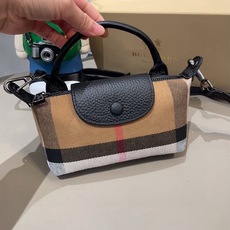 ❤️Burberry巴宝莉手机包,经典格子帆布拼接牛皮,斜挎小包官网同款 mini手提包包生活出门不需要 ❤️Burberry巴宝莉手机包,经典格子帆布拼接牛皮,斜挎小包官网同款 mini手提包包生活出门不需要