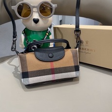 ❤️Burberry巴宝莉手机包,经典格子帆布拼接牛皮,斜挎小包官网同款 mini手提包包生活出门不需要 ❤️Burberry巴宝莉手机包,经典格子帆布拼接牛皮,斜挎小包官网同款 mini手提包包生活出门不需要