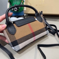 ❤️Burberry巴宝莉手机包,经典格子帆布拼接牛皮,斜挎小包官网同款 mini手提包包生活出门不需要 ❤️Burberry巴宝莉手机包,经典格子帆布拼接牛皮,斜挎小包官网同款 mini手提包包生活出门不需要