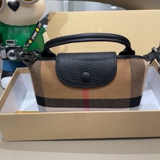 ❤️Burberry巴宝莉手机包,经典格子帆布拼接牛皮,斜挎小包官网同款 mini手提包包生活出门不需要 ❤️Burberry巴宝莉手机包,经典格子帆布拼接牛皮,斜挎小包官网同款 mini手提包包生活出门不需要