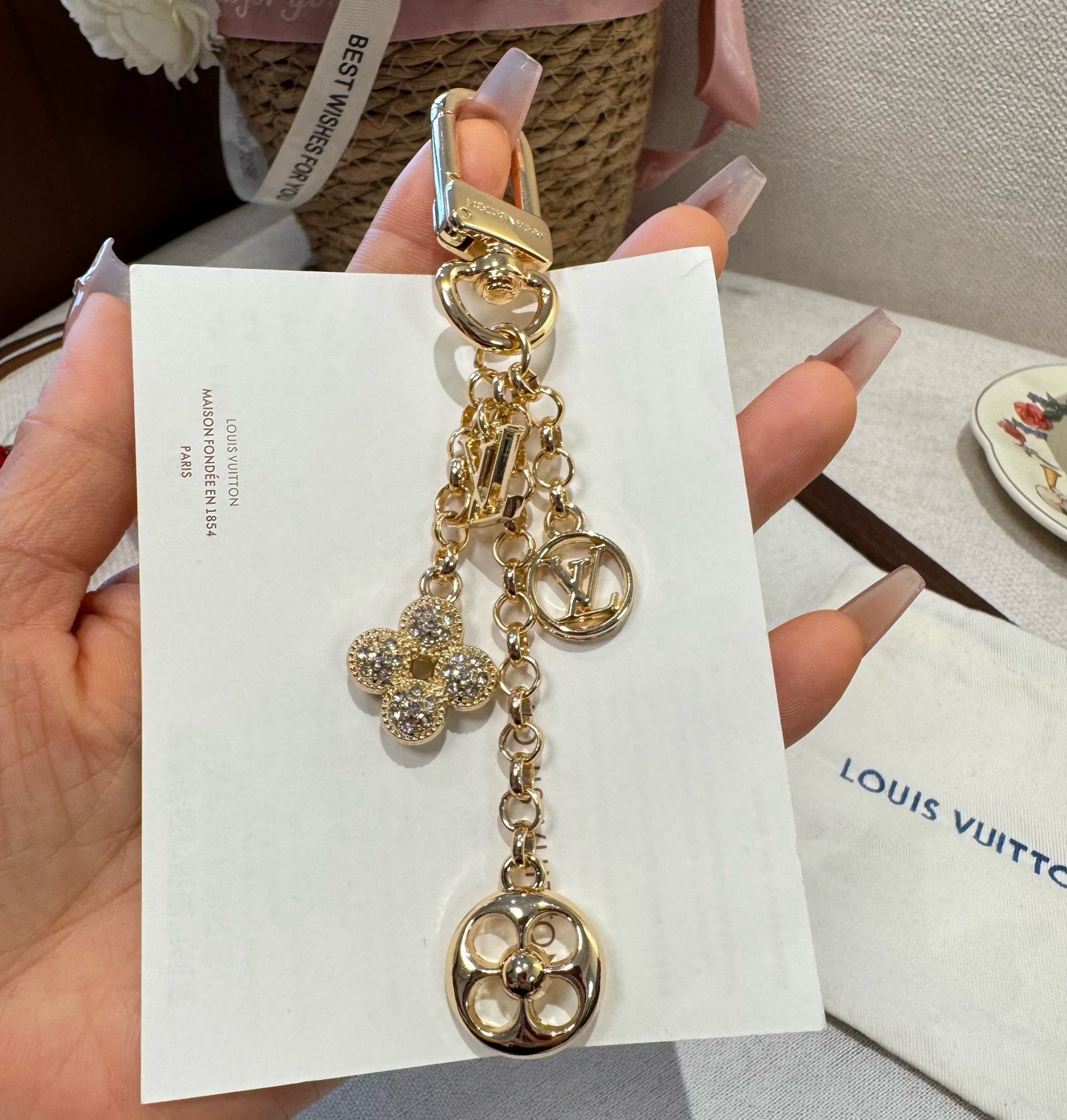 官网新款。LV钥匙扣 路易威登 Sailor包链 包包挂饰 精选莹亮金属材质，链节设计灵感源自航海主题，