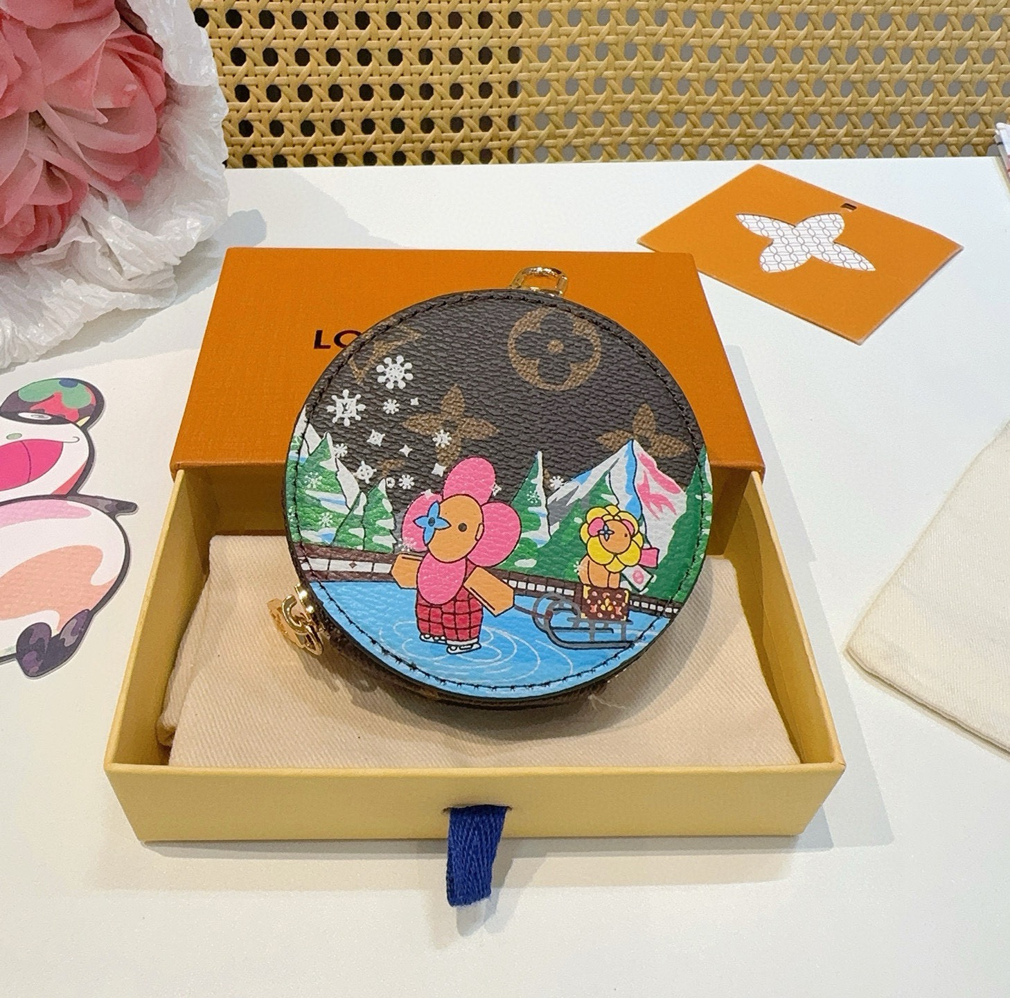 Louis Vuitton老花包包挂饰、卡通彩绘印花小零钱包。Lv包饰挂件钥匙扣、独家原单货，标志性老花