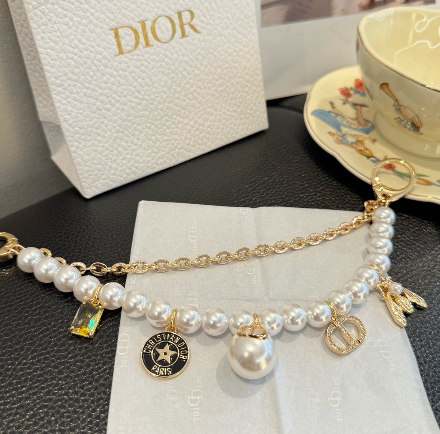 Dior新款包链 官网同步，珍珠链条包饰钥匙扣挂件 搭配CD蜜蜂挂坠金色链条搭配珍珠串珠设计精致小巧 带