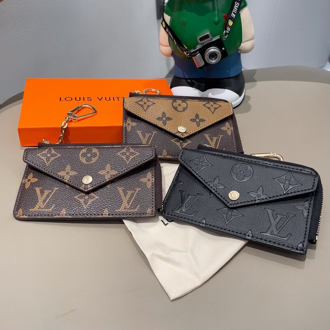 独家新品LV经典老花卡包，包包挂饰 多功能零钱包钥匙扣，超纤材质 多个卡位