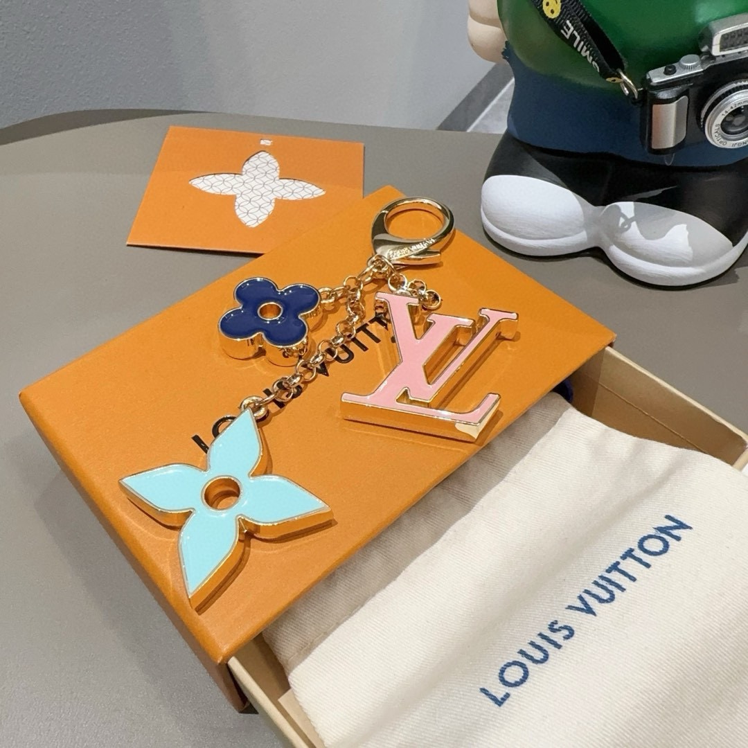 LOUIS VUITTON官网钥匙扣 LV经典四瓣花设计，精钢电镀搭配精致珐琅 高品质 不是市面普通版本