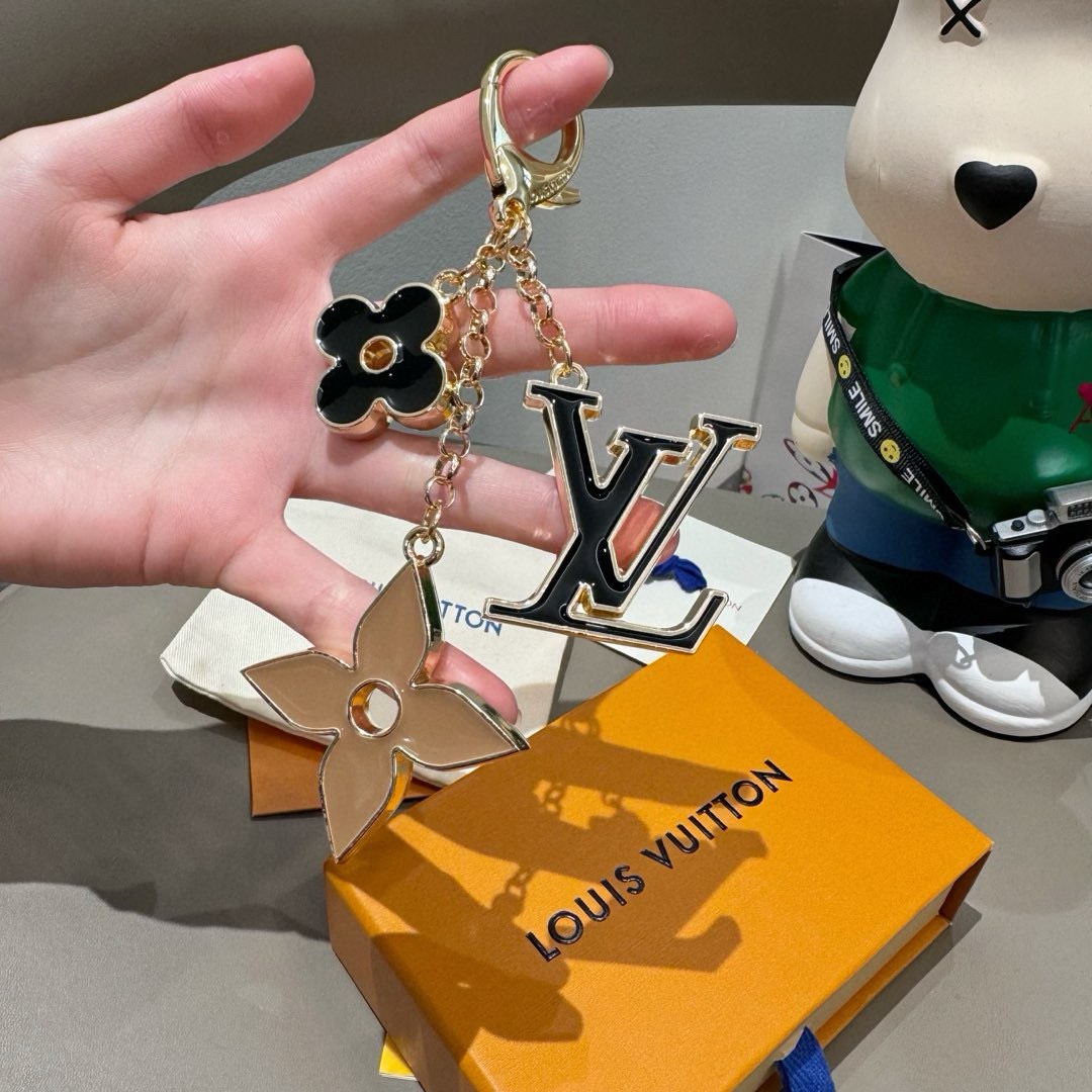 LOUIS VUITTON官网钥匙扣 LV经典四瓣花设计，精钢电镀搭配精致珐琅 高品质 不是市面普通版本