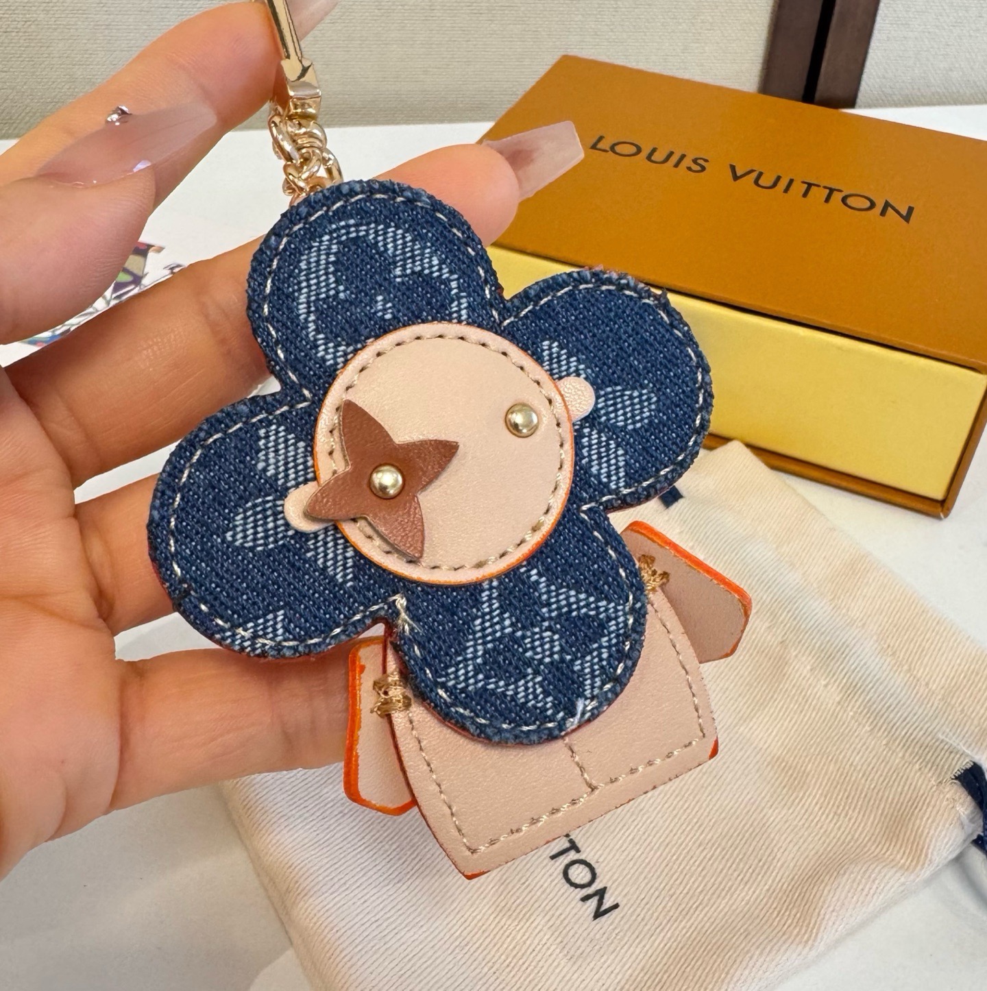 LOUIS VUITTON新款包饰与钥匙扣。LV薇薇安太阳花包包挂件 手机壳挂件可满足各种时尚品味的实用