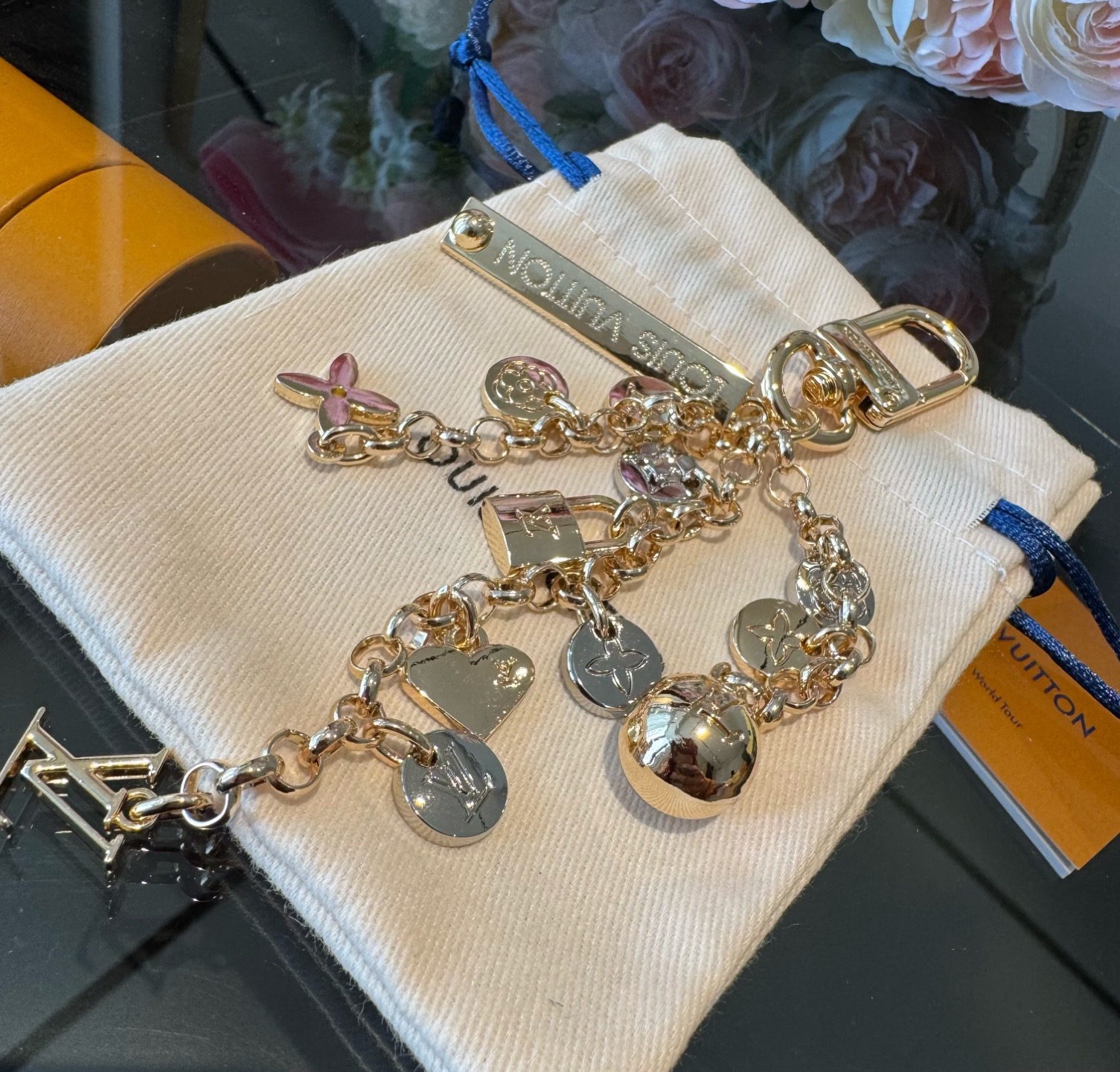 LV 钥匙扣 路易威登新款钥匙扣 ，包包挂件 配饰 多元素材质，舒展时尚个性！