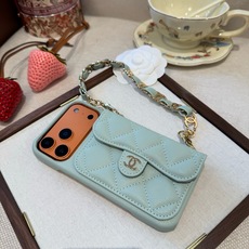 💃CHANEL💠香奈儿火爆时尚圈的手机壳专柜同款双C链条⛓️手腕带,鱼子酱皮菱格车线翻盖插卡,时尚潮流必 💃CHANEL💠香奈儿火爆时尚圈的手机壳专柜同款双C链条⛓️手腕带,鱼子酱皮菱格车线翻盖插卡,时尚潮流必