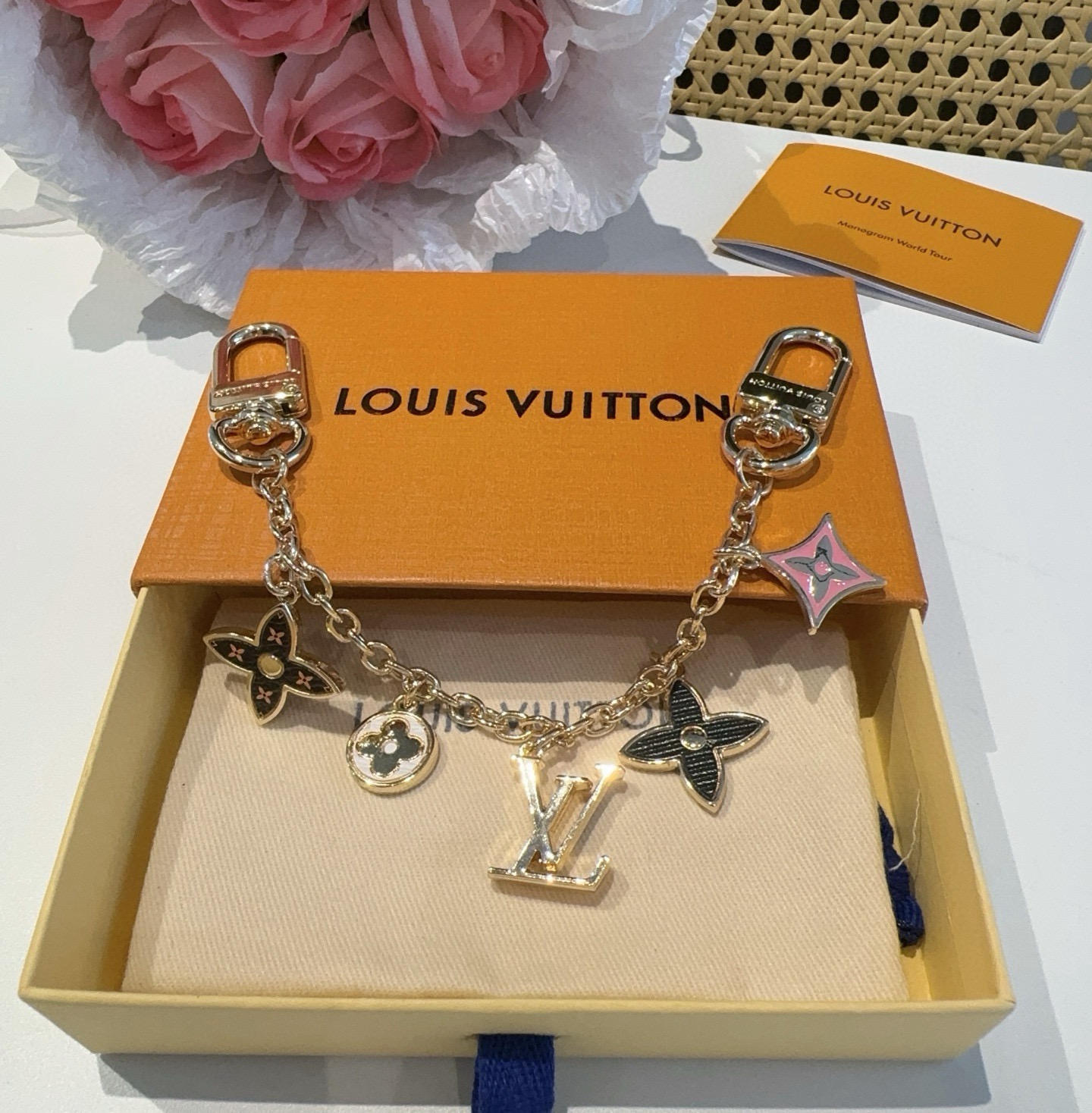 lv钥匙扣 官网M01188  包包挂饰SPring Street Chain 包饰将 Monogram