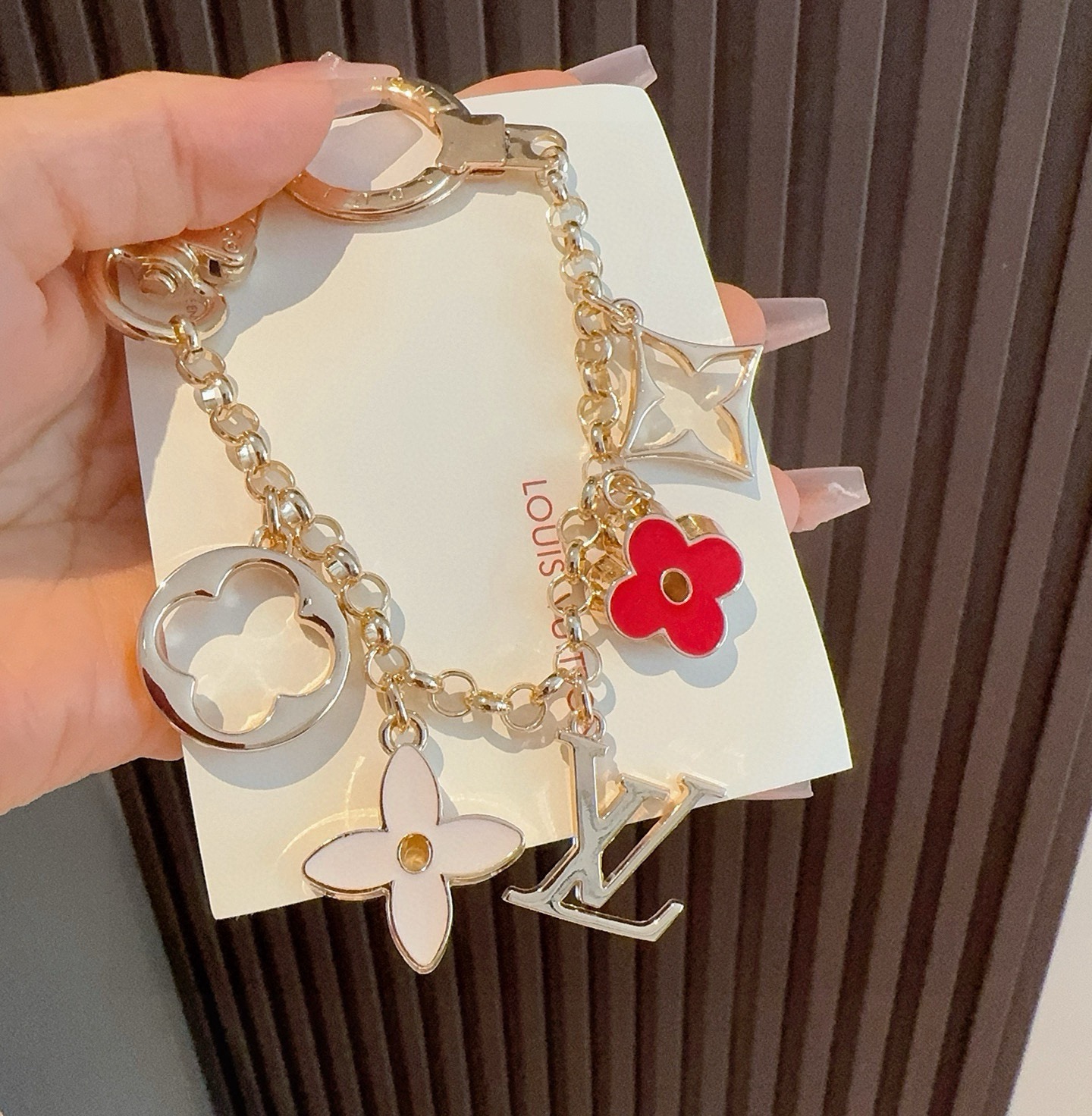 lv钥匙扣 包包挂链 挂饰Fleur de Monogram 包饰链条聚焦经典 Monogram 元素，