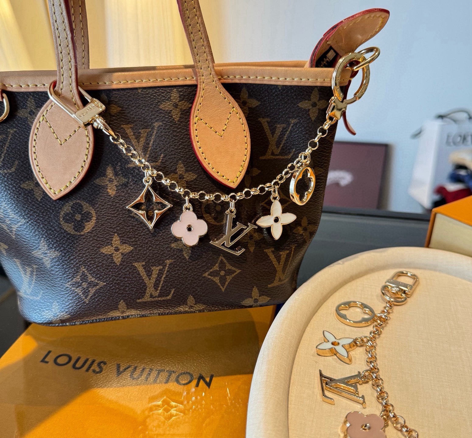 lv钥匙扣 包包挂链 挂饰Fleur de Monogram 包饰链条聚焦经典 Monogram 元素，