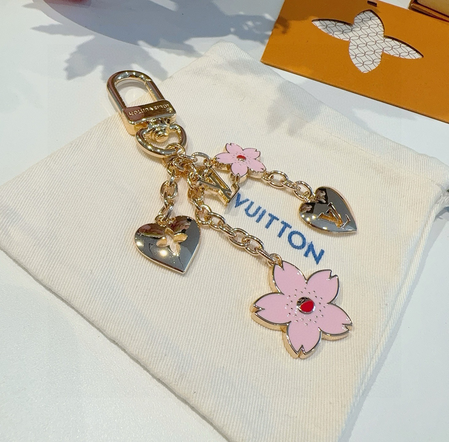 Lv钥匙扣 村上隆合作款樱花🌸钥匙扣 包饰挂件本款链条包饰出自路易威登x村上隆复刻系列，为耀目链条交错排