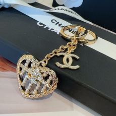 CHANEL香奈儿爱心❤️算盘钥匙扣挂件 ~包包挂饰 车钥匙挂件精巧算盘珠点缀爱心设计,经典菱格纹搭配双 CHANEL香奈儿爱心❤️算盘钥匙扣挂件 ~包包挂饰 车钥匙挂件精巧算盘珠点缀爱心设计,经典菱格纹搭配双