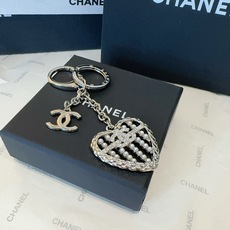 CHANEL香奈儿爱心❤️算盘钥匙扣挂件 ~包包挂饰 车钥匙挂件精巧算盘珠点缀爱心设计,经典菱格纹搭配双 CHANEL香奈儿爱心❤️算盘钥匙扣挂件 ~包包挂饰 车钥匙挂件精巧算盘珠点缀爱心设计,经典菱格纹搭配双