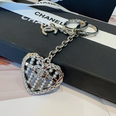 CHANEL香奈儿爱心❤️算盘钥匙扣挂件 ~包包挂饰 车钥匙挂件精巧算盘珠点缀爱心设计,经典菱格纹搭配双 CHANEL香奈儿爱心❤️算盘钥匙扣挂件 ~包包挂饰 车钥匙挂件精巧算盘珠点缀爱心设计,经典菱格纹搭配双