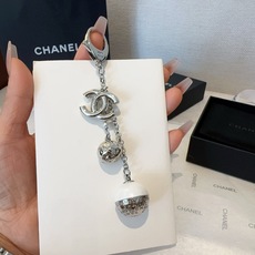 CHANEL香奈儿地球仪钥匙扣挂件 ~包包挂饰车钥匙挂件精巧经典菱格纹搭配双C标志,奢华与趣味并存。随身 CHANEL香奈儿地球仪钥匙扣挂件 ~包包挂饰车钥匙挂件精巧经典菱格纹搭配双C标志,奢华与趣味并存。随身