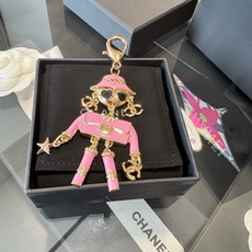 CHANEL香奈儿外星人钥匙扣挂件 ~包包挂饰车钥匙挂件珐琅搭配金属双C奢华与趣味并存。随身挂包/钥匙, CHANEL香奈儿外星人钥匙扣挂件 ~包包挂饰车钥匙挂件珐琅搭配金属双C奢华与趣味并存。随身挂包/钥匙,
