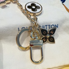 Lv 钥匙扣包挂件SPring Street Chain 包饰将 Monogram 花卉和 LV 字母等 Lv 钥匙扣包挂件SPring Street Chain 包饰将 Monogram 花卉和 LV 字母等