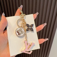 Lv 钥匙扣包挂件SPring Street Chain 包饰将 Monogram 花卉和 LV 字母等 Lv 钥匙扣包挂件SPring Street Chain 包饰将 Monogram 花卉和 LV 字母等